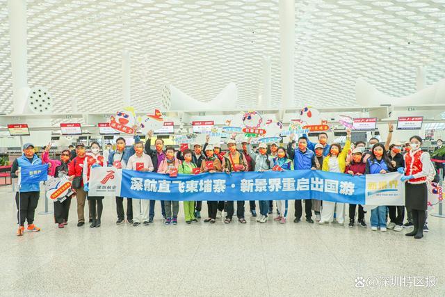 2月6日深圳宝安国际机场国际出发大厅,由32位中国旅客组成的出境旅游